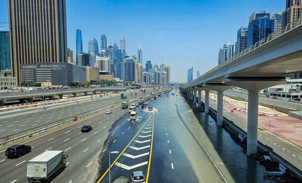 El aeropuerto de Dubái, que es uno de los más transitados del mundo, retomó progresivamente sus actividades. Foto: AFP