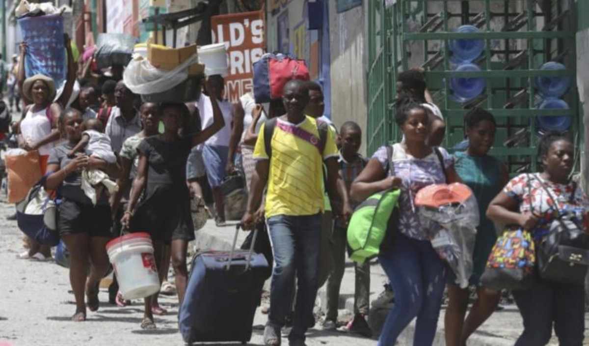 Cerca de 100 mil personas huyeron de la zona metropolitana de Puerto Príncipe en el último mes debido al recrudecimiento de los ataques de las pandillas. Foto: AFP