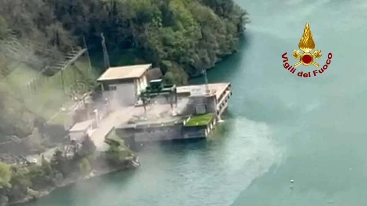 Los servicios de rescate buscan a cuatro trabajadores que seguían desaparecidos tras una explosión en una central hidroeléctrica en Italia.