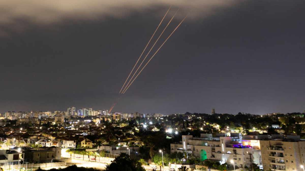 Israel promete una respuesta al ataque masivo y sin precedentes de Irán, a pesar de los llamados de muchos países. Foto: AFP