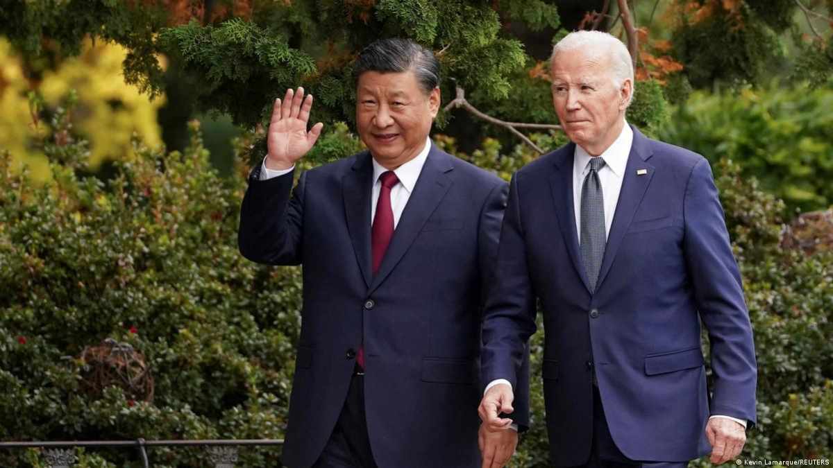 El presidente de Estados Unidos Joe Biden y su homólogo chino Xi Jinping hablaron, por teléfono para “gestionar las tensiones” entre las dos superpotencias. Foto: AFP