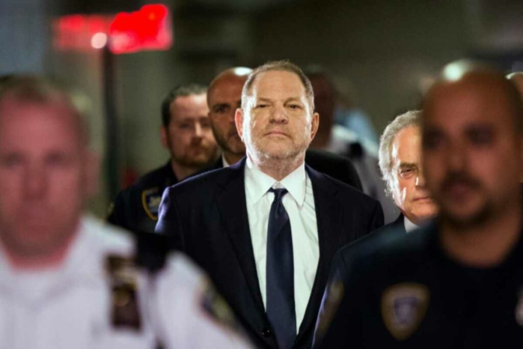 El máximo tribunal de Nueva York anuló la condena por delitos sexuales impuesta en 2020 al productor de Hollywood Harvey Weinstein. Foto: AFP