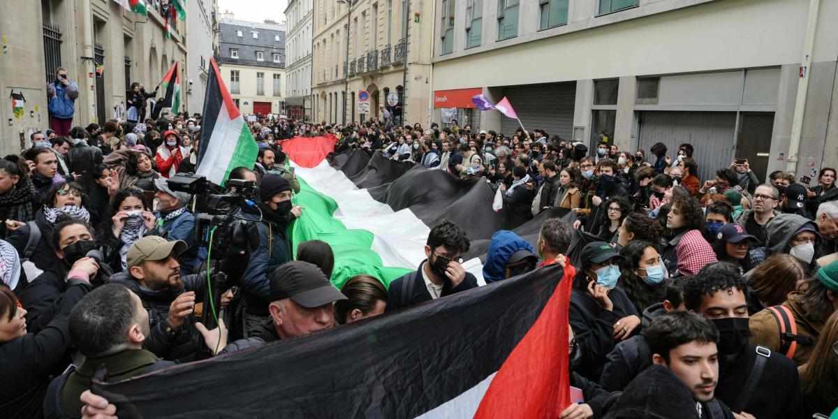 Estudiantes ocuparon el centro educativo francés Sciences Po París para pedir una “condena clara de las acciones de Israel” en Gaza. Foto: AFP
