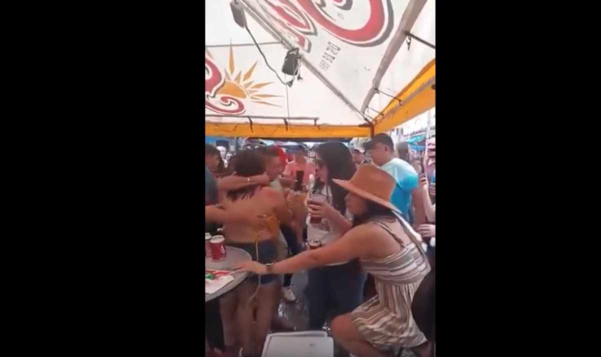 Una pelea entre mujeres se generó dentro de un negocio de micheladas. Foto: Captura de Video