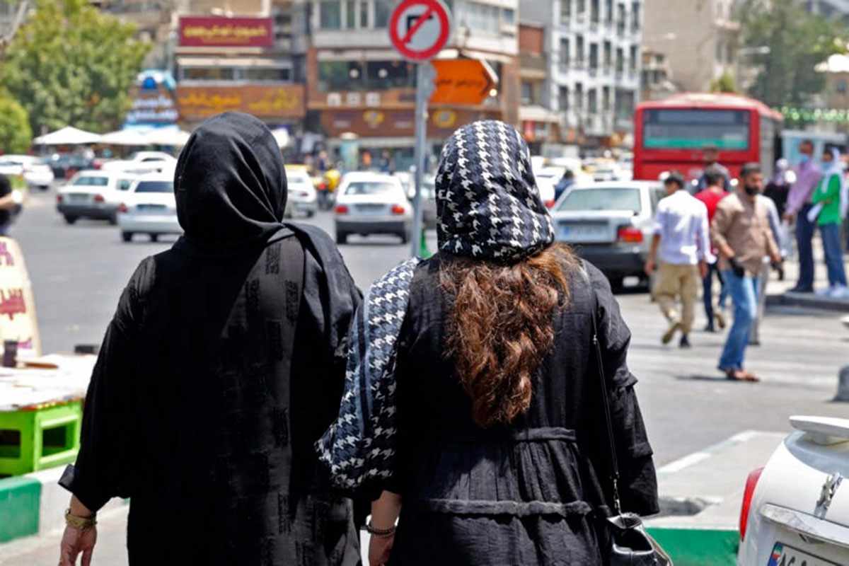 La ONU manifestó su preocupación sobre el despliegue de las autoridades en Irán para rastrear y castigar a las mujeres que se niegan a llevar el velo. Foto: AFP