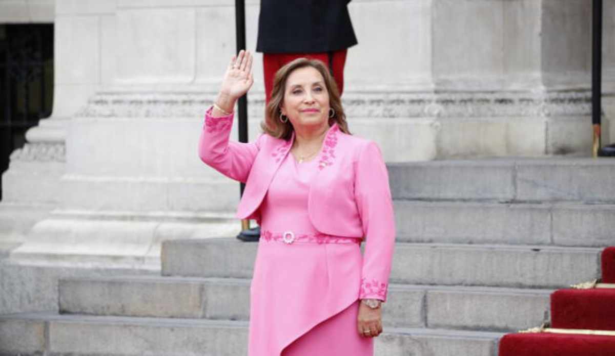 La presidenta peruana, Dina Boluarte, compareció por primera vez ante los fiscales por el Rolexgate, un caso por el que es investigada. Foto: AFP