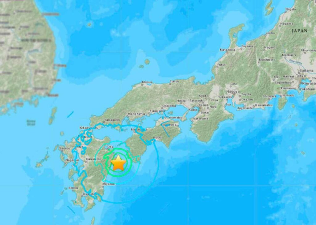 El epicentro del sismo fue el Canál de Bongó, un estrecho que separa las islas de Japón, Kyushu y Shikoku, a 40 kilómetros de profundidad.