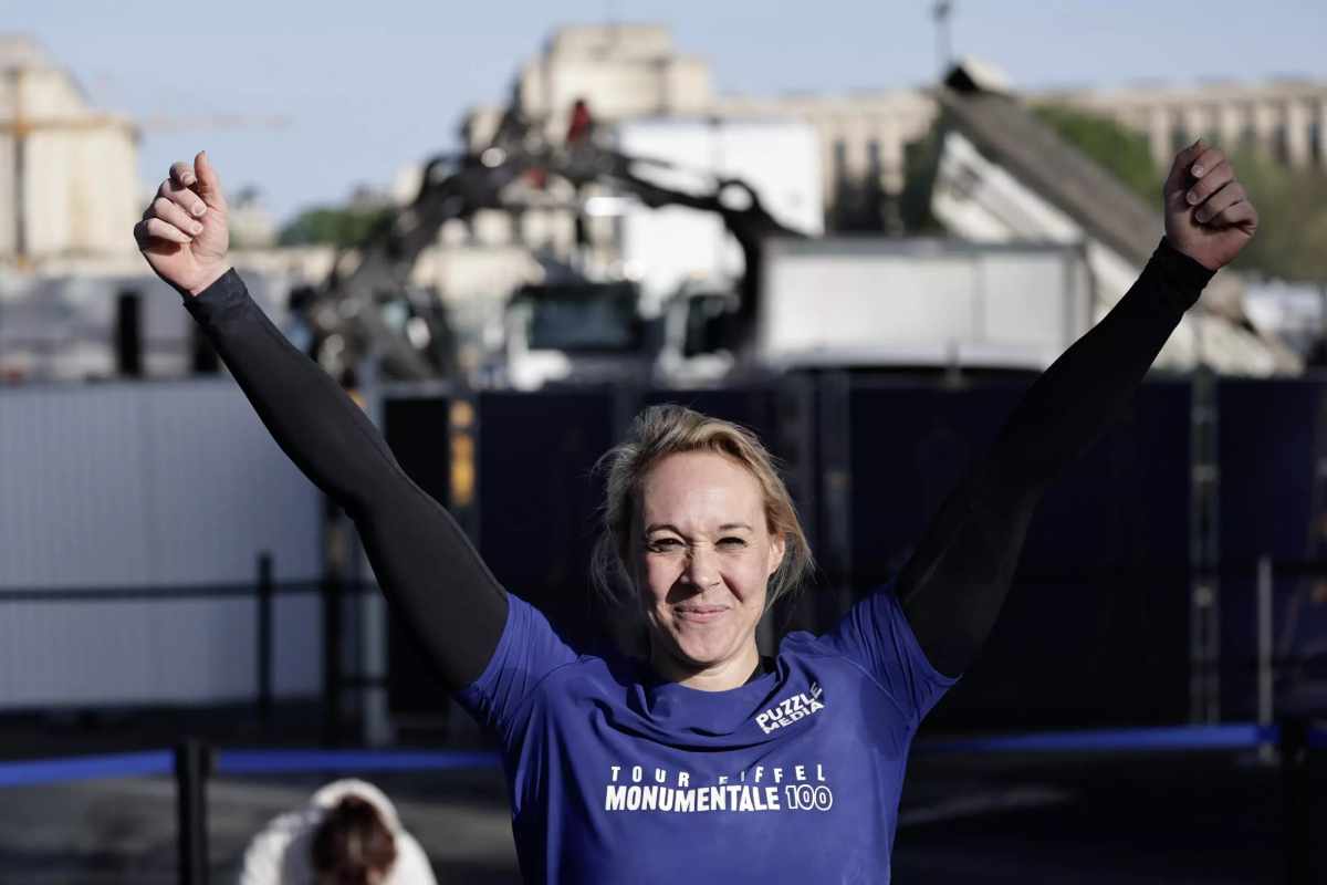 La francesa Anouk Garnier ascendió a pulso y con una cuerda, 110 metros de la Torre Eiffel, estableciendo un nuevo récord mundial. Foto: AFP
