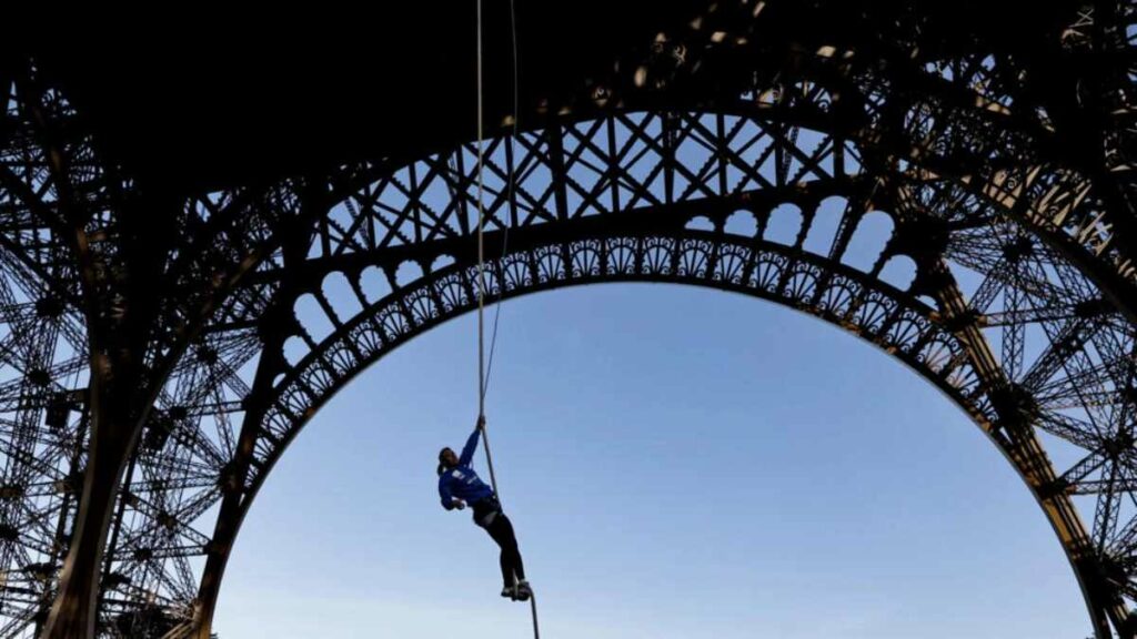 La francesa Anouk Garnier ascendió a pulso y con una cuerda, 110 metros de la Torre Eiffel, estableciendo un nuevo récord mundial. Foto: AFP