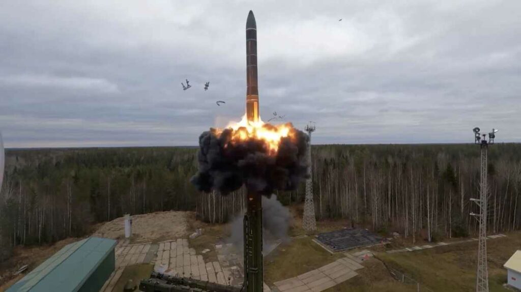 Bielorrusia informó que inició un ejercicio para verificar el grado de preparación de sus lanzadores de armas nucleares tácticas. Foto: AFP