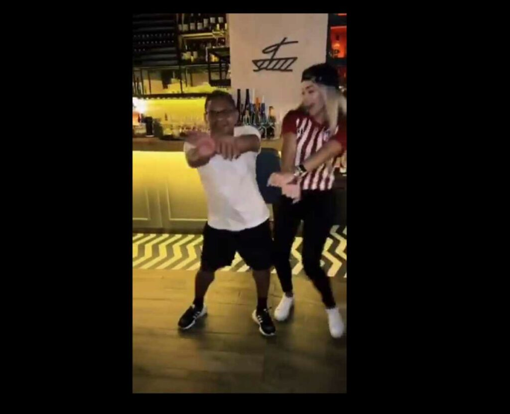 Tanto el padre del jugador de la Selección Colombia como la exesposa de Nicolás Petro, se gozaron una canción al ritmo de vallenato. Foto: Captura de Video