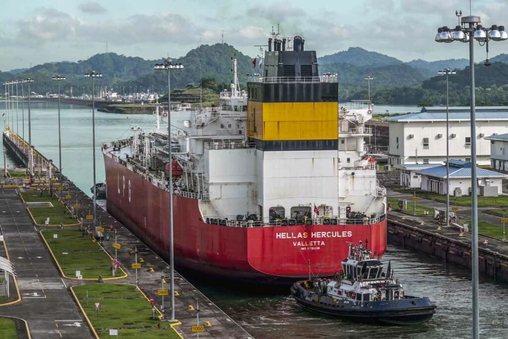 Un carguero navega por el Canal de Panamá en la zona de las esclusas de Cocolí, en Ciudad de Panamá, el 25 de agosto de 2023. Foto: AFP 