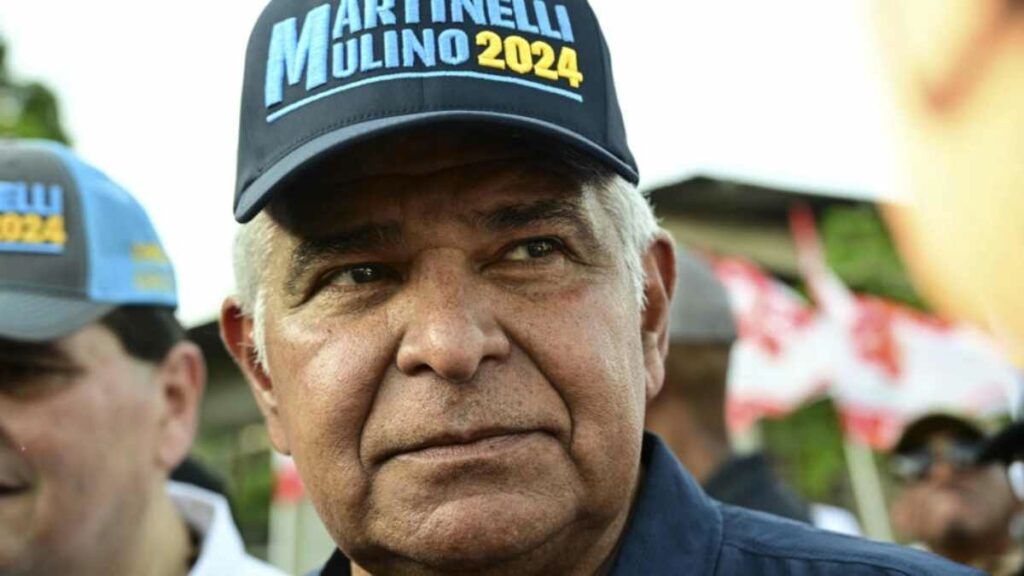 El candidato presidencial panameño por el partido Realizando Metas, José Raúl Mulino, en un acto de campaña en Ciudad de Panamá el 16 de abril de 2024. Foto: AFP 