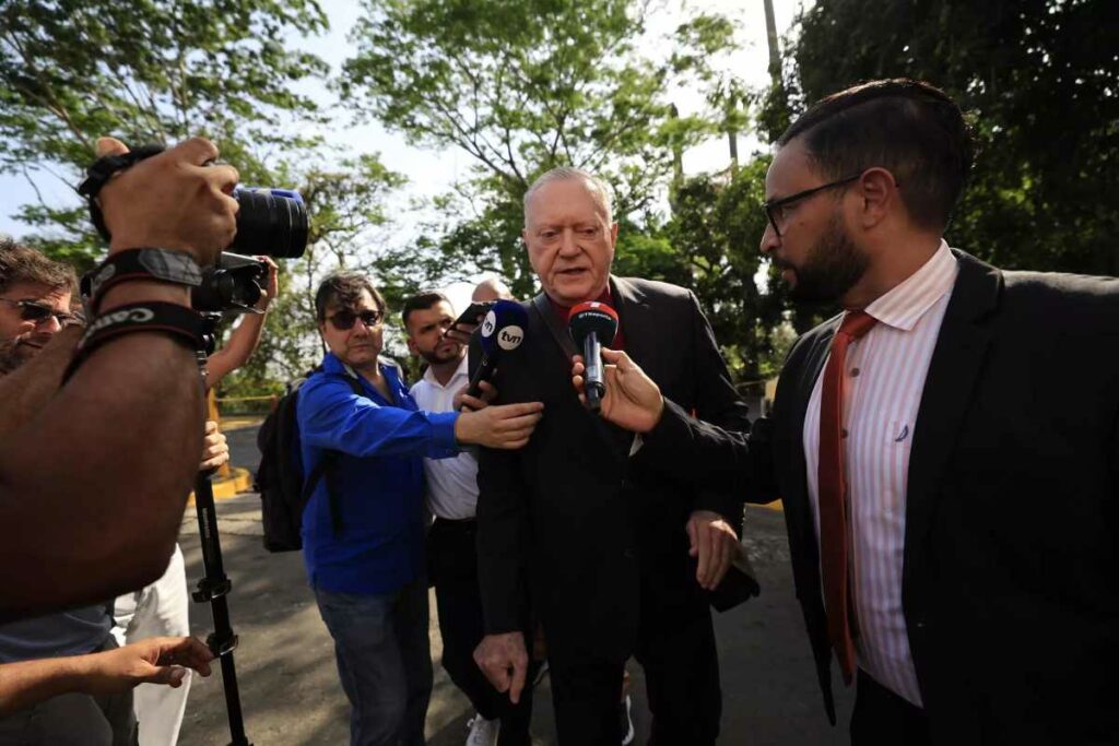 El abogado y uno de los principales acusados en el caso de los "Panama Paper", Jurguen Mossack (C), habla con los periodistas a su llegada al tribunal de justicia en Ciudad de Panamá el 8 de abril de 2024. Foto: AFP 