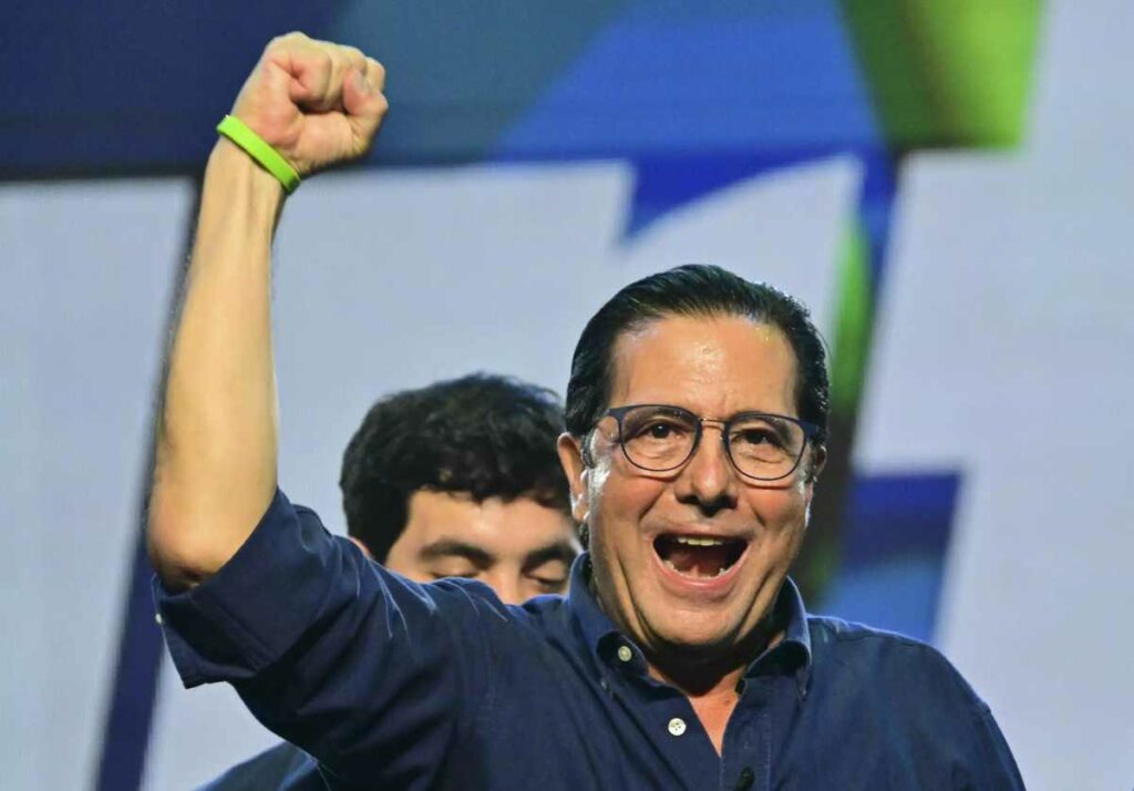 El expresidente panameño (2004-2009) y candidato presidencial por el Partido Popular, Martín Torrijos, gesticula en el cierre de campaña en Ciudad de Panamá el 27 de abril de 2024. Foto: AFP