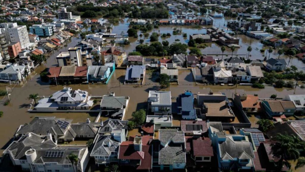 El número de muertes por las históricas inundaciones en el sur de Brasil alcanzó el centenar. Foto: AFP