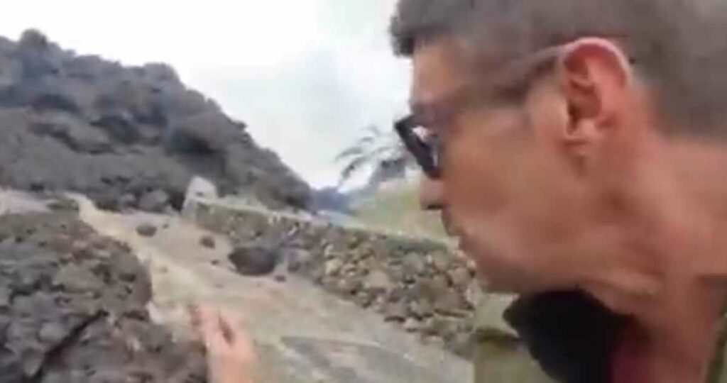 El Periodista se quemó en una transmisión en vivo al tocar la lava del volcán en las Islas Canarias. Foto: Captura de Video