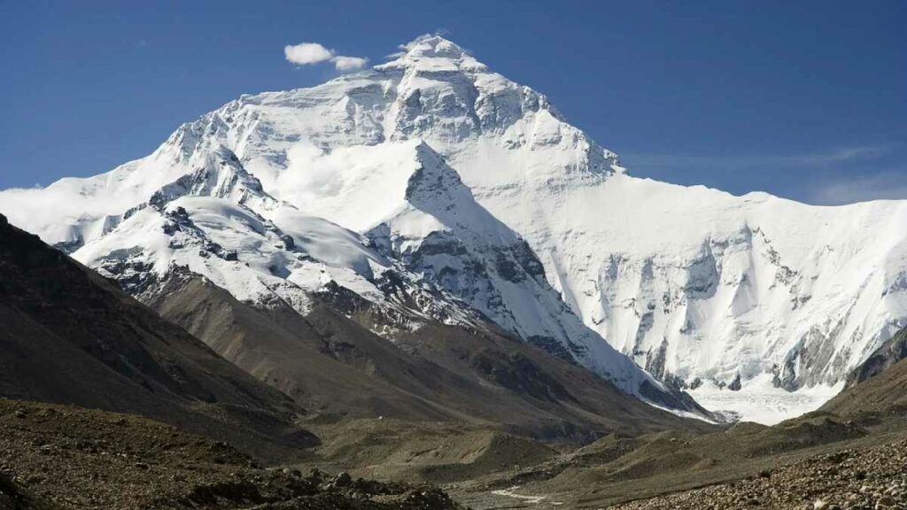 Un guía nepalés falleció poco después de haber alcanzado la cima de la quinta montaña más alta del mundo en el Himalaya. Foto: AFP
